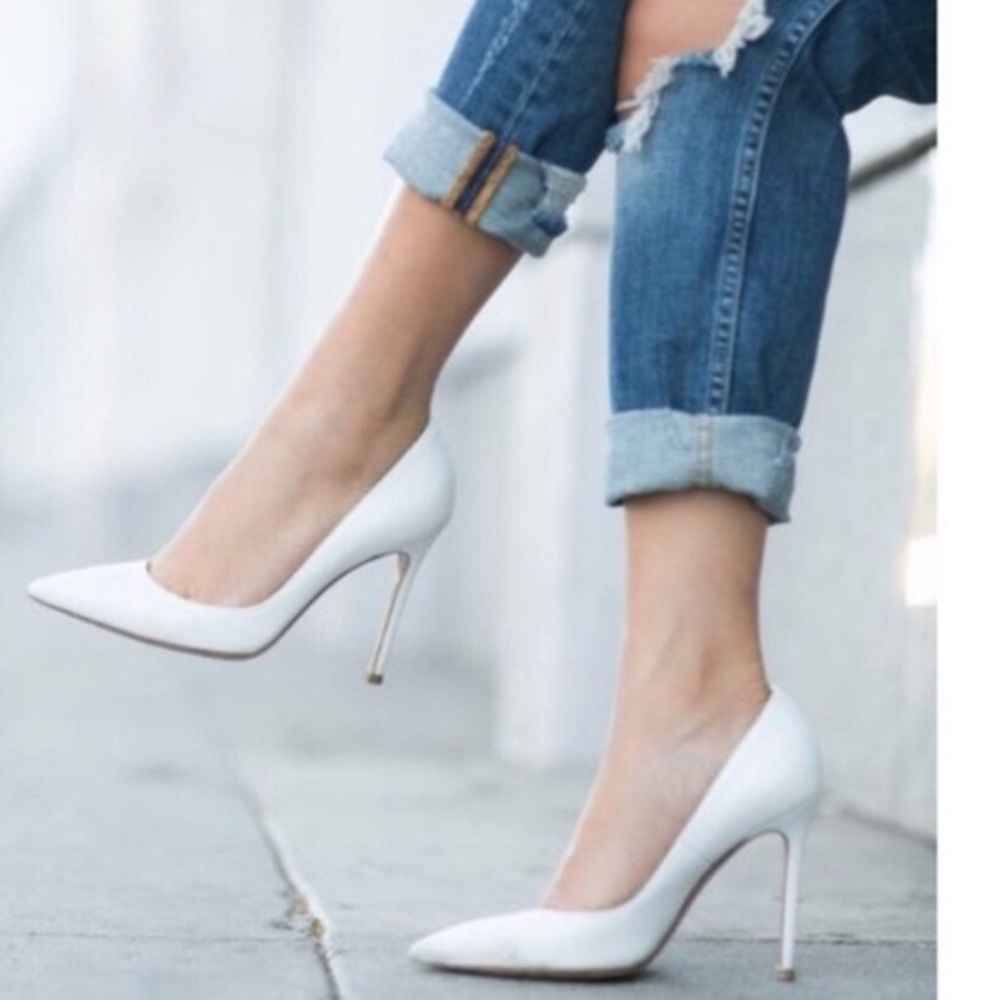 BRAND NEW WHITE PUMPS